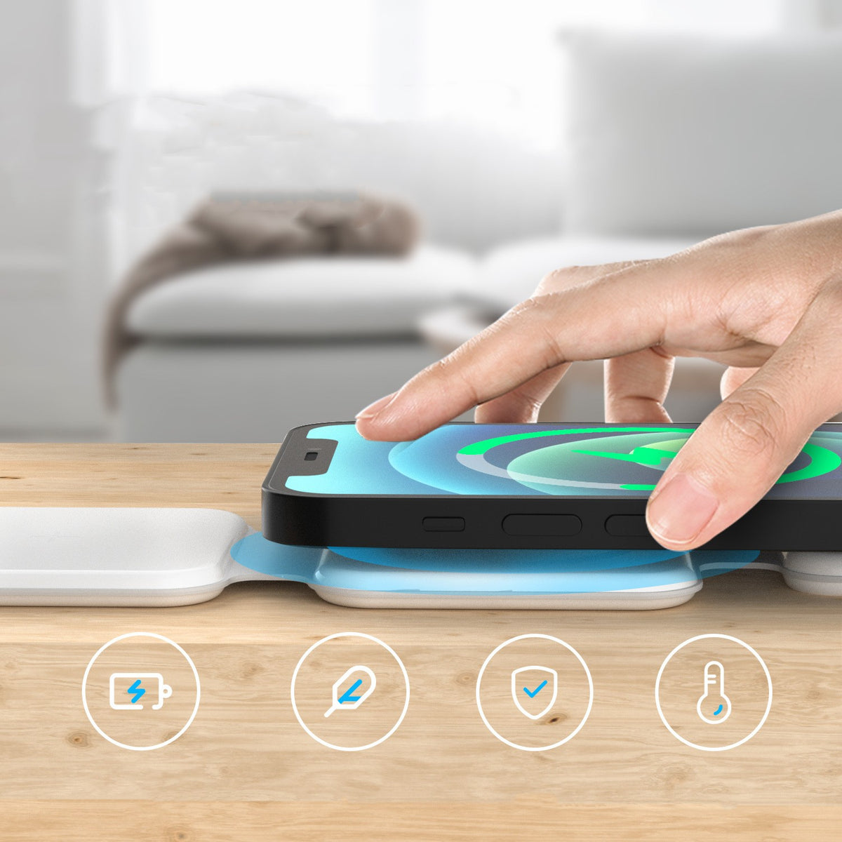 Main posant un smartphone sur le module central de la station de charge sans fil blanche 3-en-1