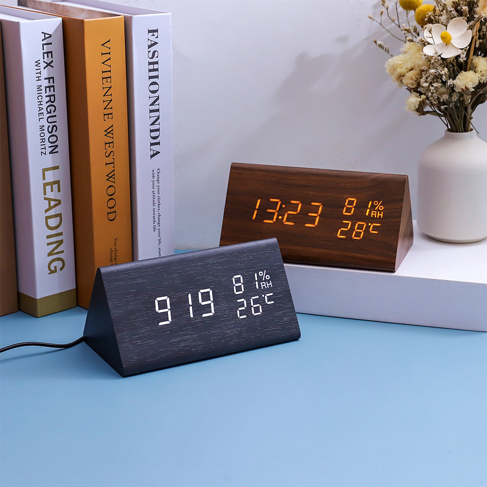 Horloges de bureau numériques effet bois, en noir et marron foncé, affichant l’heure, la température et l’humidité